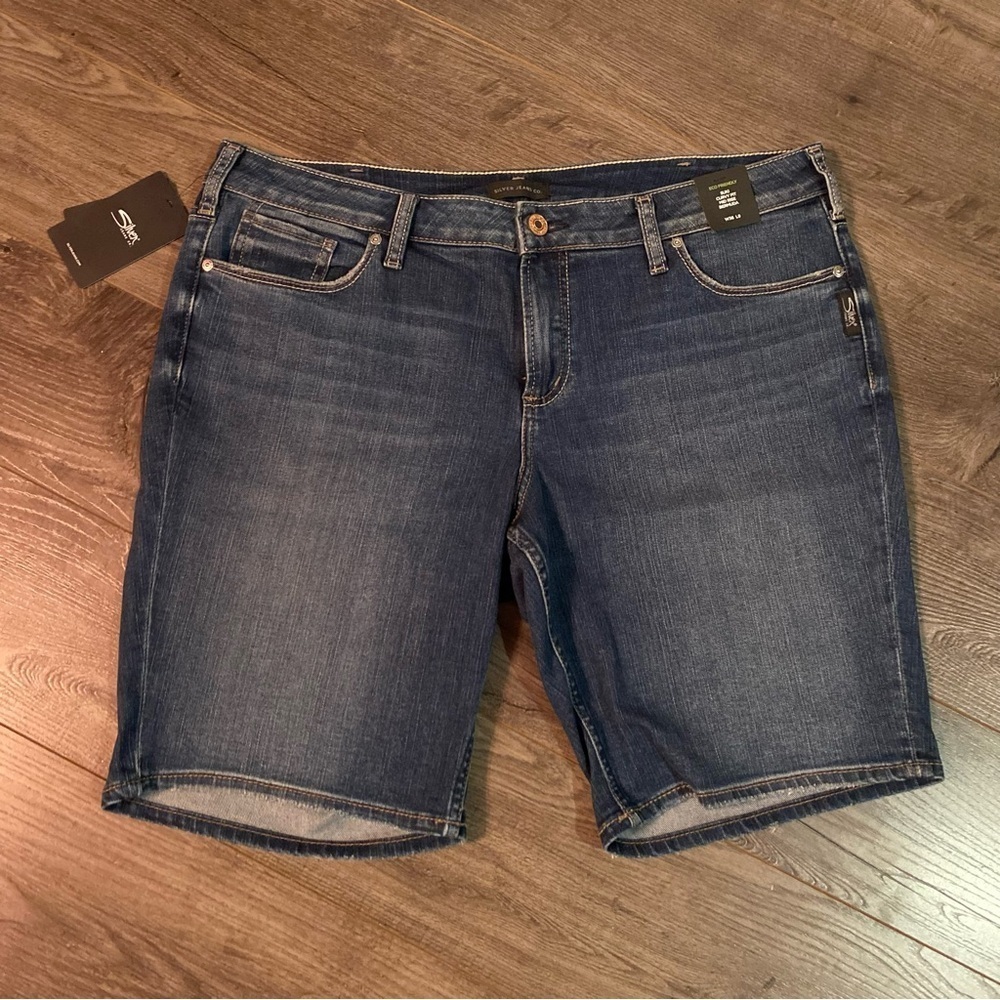 NWT Silver Jeans Denim shorts Suki Curvy Fit Mid Rise Bermuda shorts 36